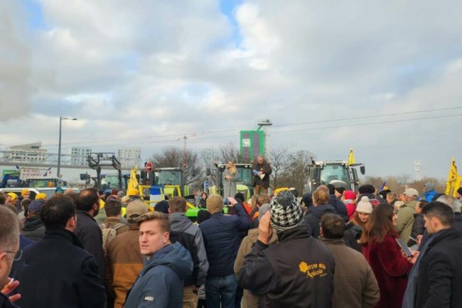 cu-tractoarele-la-poarta-parlamentului-european.-fermierii-francezi-protesteaza-la-strasbourg-impotriva-pactului-mercosur-–-ue-si-cer-iesirea-frantei-din-blocul-comunitar