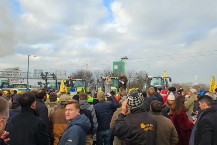 cu-tractoarele-la-poarta-parlamentului-european.-fermierii-francezi-protesteaza-la-strasbourg-impotriva-pactului-mercosur-–-ue-si-cer-iesirea-frantei-din-blocul-comunitar