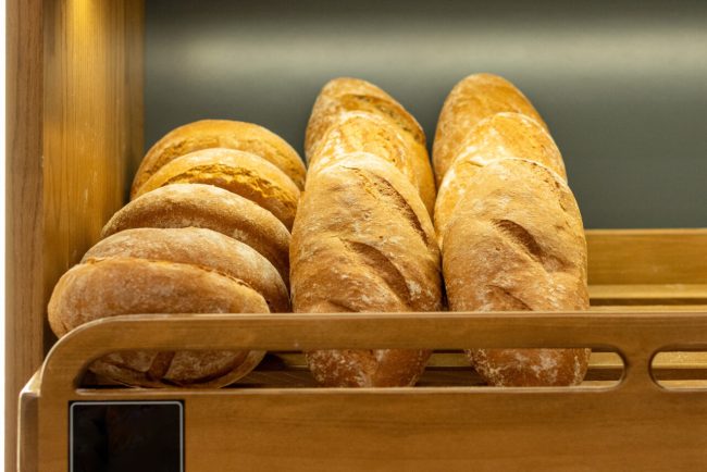 femeie-arestata,-dupa-ce-ar-fi-pus-lame-de-ras-in-painea-din-supermarketuri.-cum-a-fost-descoperita