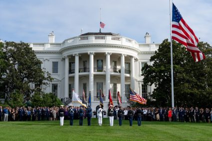 placi-denigratoare-la-adresa-lui-biden-si-obama-apar-pe-aleea-celebritatilor-de-la-casa-alba