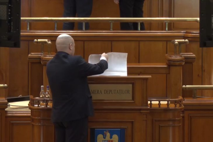 circ-total-in-parlament.-deputatul-vexler-a-rupt-o-fotografie-cu-mihai-eminescu,-nicolae-iorga-si-vasile-alecsandri:-extremistule