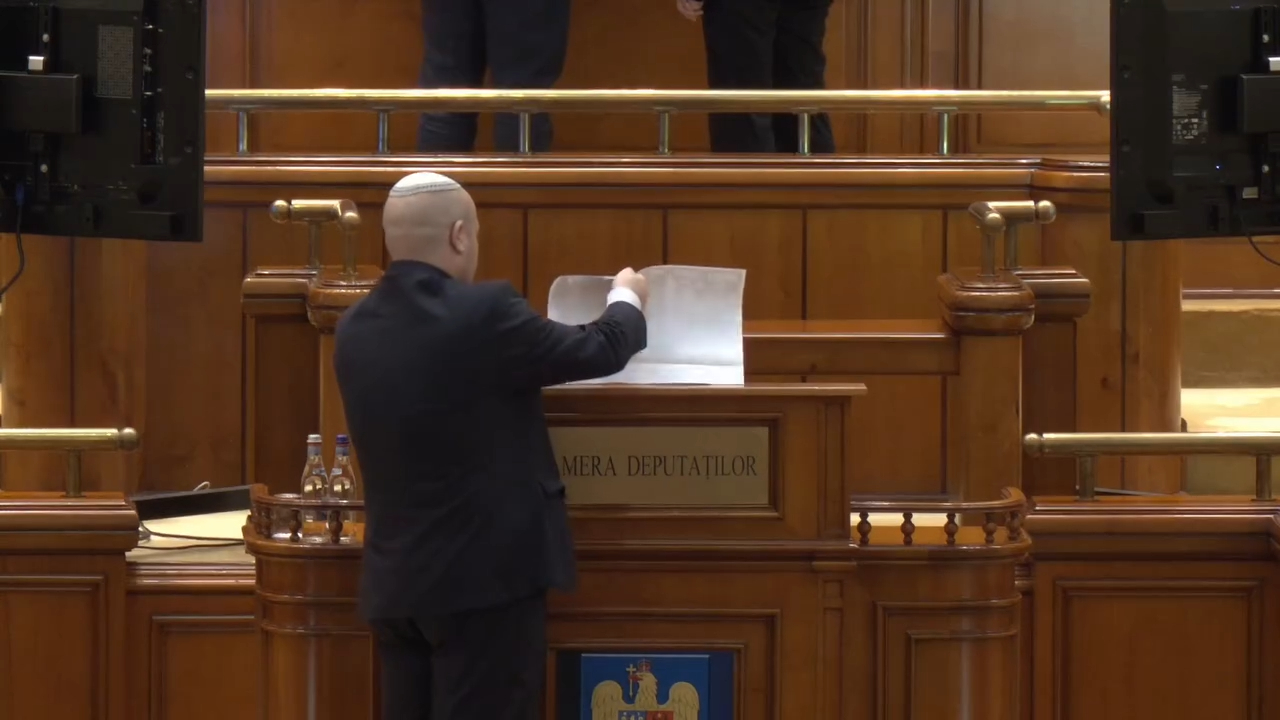circ-total-in-parlament.-deputatul-vexler-a-rupt-o-fotografie-cu-mihai-eminescu,-nicolae-iorga-si-vasile-alecsandri:-extremistule
