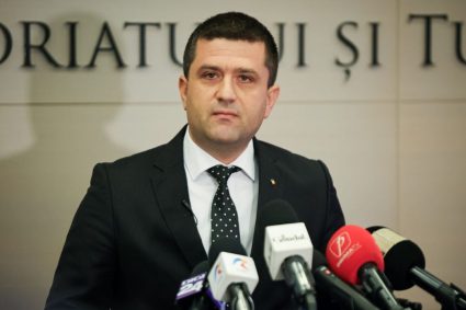 radu-miruta-este-propus-de-usr,-in-comitetul-politic,-ca-ministru-al-apararii,-iar-irineu-darau-ii-ia-locul,la-economie