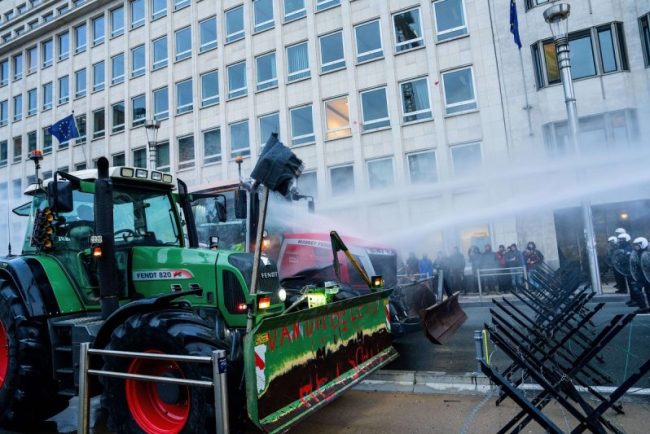 cladirile-institutiilor-europene,-vandalizate-de-protestatari-politia-a-folosit-tunuri-cu-apa,-nicusor-dan-participa-la-reuniunea-consiliului-european.-update