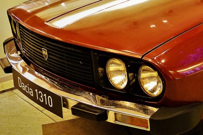 dacia-in-cultura-pop-din-romania:-de-la-filme-si-reclame-vechi-la-meme-urile-din-2025