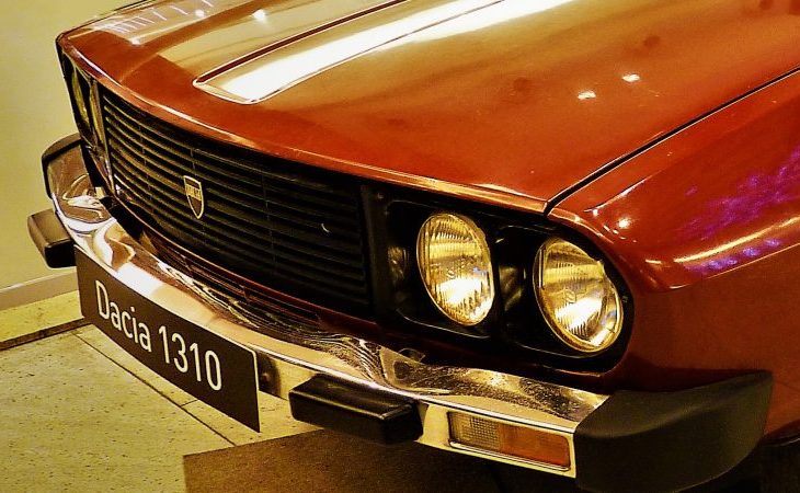 dacia-in-cultura-pop-din-romania:-de-la-filme-si-reclame-vechi-la-meme-urile-din-2025
