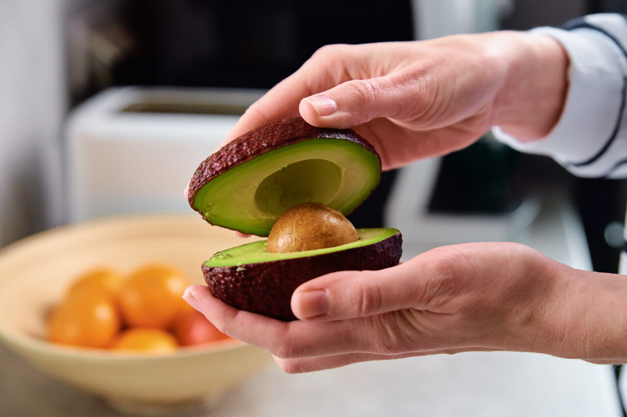 pasta-de-avocado-se-poate-prepara-foarte-usor,-in-doar-cinci-minute-si-cu-maximum-sase-ingrediente.-care-este-cea-mai-simpla-reteta