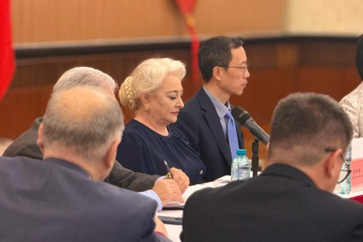 viorica-dancila,-aparitie-rara-la-un-eveniment-monden-rochia-fostului-premier-a-atras-toata-atentia-din-mai-multe-puncte-de-vedere.-foto-–-playtech-stiri