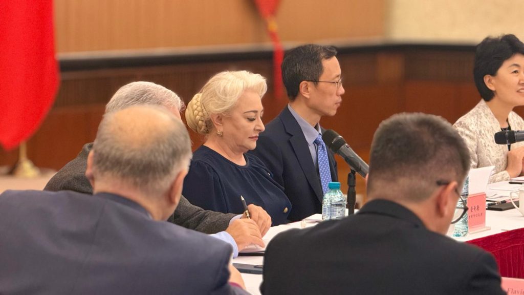 viorica-dancila,-aparitie-rara-la-un-eveniment-monden-rochia-fostului-premier-a-atras-toata-atentia-din-mai-multe-puncte-de-vedere.-foto-–-playtech-stiri