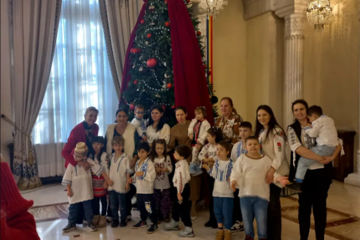 mirabela-gradinaru,-alaturi-de-colindatori-la-palatul-cotroceni.-partenera-lui-nicusor-dan-i-a-tinut-locul-presedintelui-in-ultimele-zile