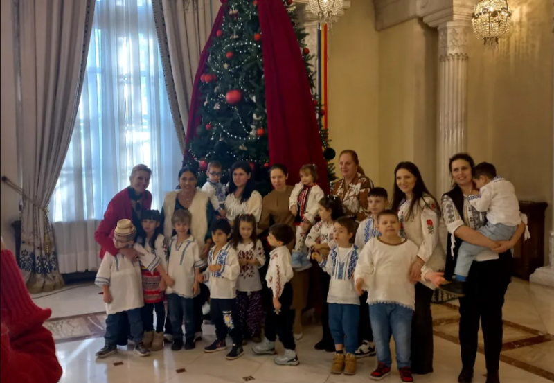 mirabela-gradinaru,-alaturi-de-colindatori-la-palatul-cotroceni.-partenera-lui-nicusor-dan-i-a-tinut-locul-presedintelui-in-ultimele-zile