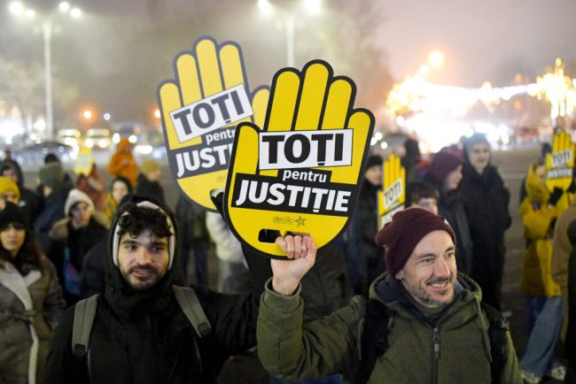 protest-la-cotroceni-in-ziua-consultarilor-pe-justitie.-declic-anunta-protestul-colind:-colindam,-justitia-sa-reparam!