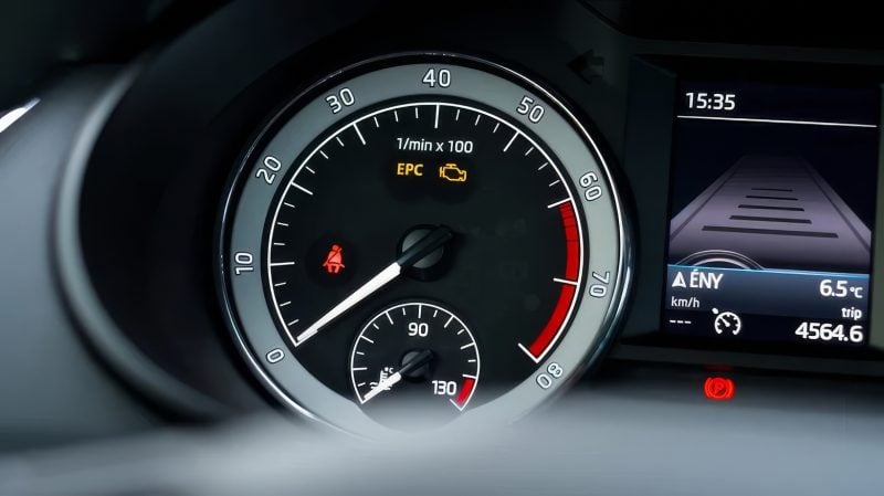 martor-epc-aprins-la-benzinare-turbo:-ce-inseamna-si-cand-e-cazul-sa-opresti-imediat