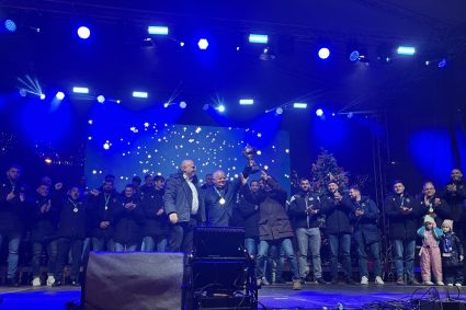 mos-craciun-a-venit-mai-devreme-la-timisoara,-cu-trofeul-cupei-romaniei-la-rugby,-prezentat-la-traditionalul-targ-festiv-de-sezon