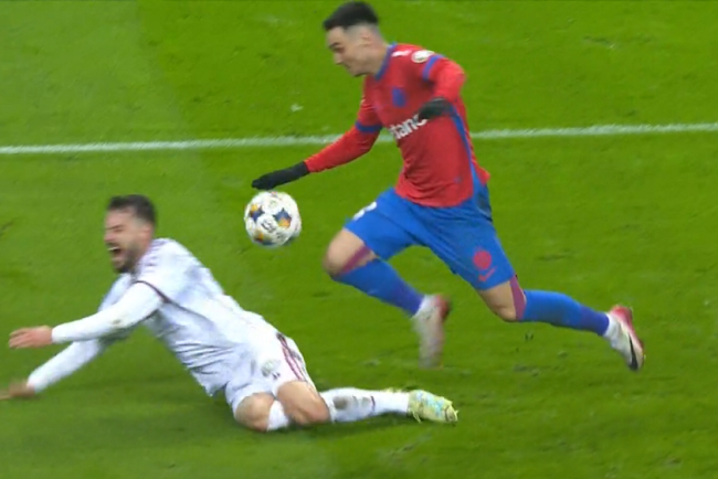 rapidistii-acuza-arbitrajul-dupa-1-2-cu-fcsb.-panduru-a-analizat-faza-ce-s-a-petrecut-in-prelungiri-si-este-sigur-ca-istvan-kovacs-a-gresit:-penalty