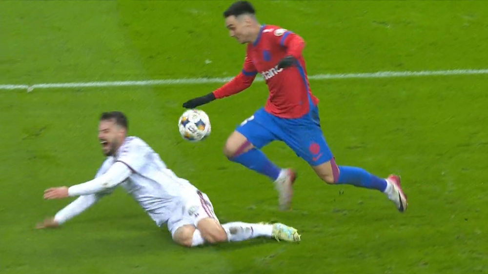rapidistii-acuza-arbitrajul-dupa-1-2-cu-fcsb.-panduru-a-analizat-faza-ce-s-a-petrecut-in-prelungiri-si-este-sigur-ca-istvan-kovacs-a-gresit:-penalty