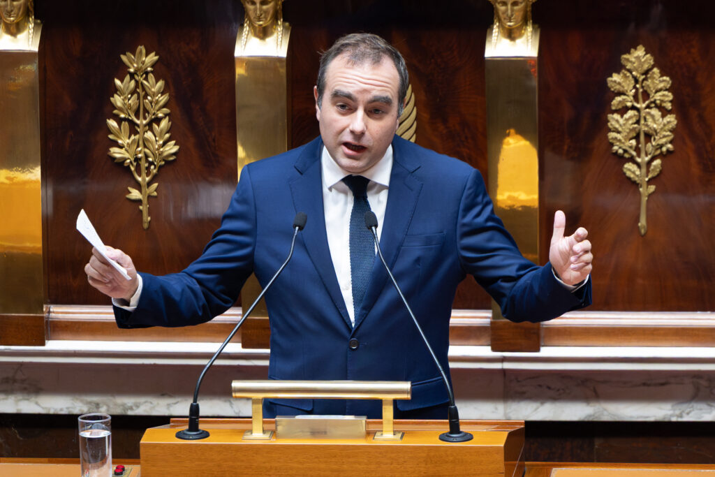 premierul-francez-se-grabeste-sa-adopte-o-lege-bugetara-provizorie-pentru-a-evita-blocarea-activitatii-guvernului