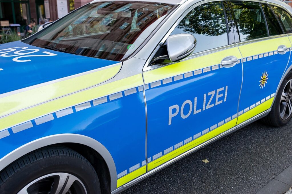 o-masina-a-intrat-intr-o-statie-de-autobuz-din-germania.-soferul,-un-barbat-din-azerbaidjan,-a-fost-retinut