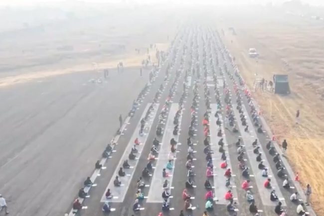 8000-de-candidati-pentru-187-de-posturi-la-un-singur-examen,-tinut-pe-o-pista-de-aterizare-pentru-avioane,-in-india