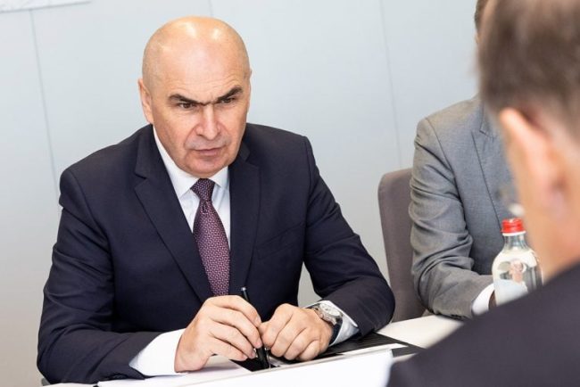 bolojan,-anunt-pentru-romanii-care-lucreaza-la-stat.-taierile-de-cheltuieli-pot-aduce-si-restructurari-de-posturi
