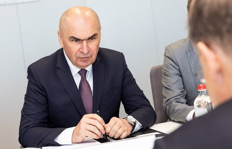 bolojan,-anunt-pentru-romanii-care-lucreaza-la-stat.-taierile-de-cheltuieli-pot-aduce-si-restructurari-de-posturi