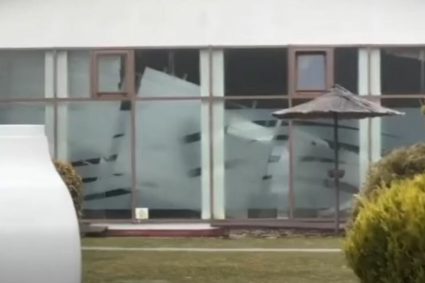 alerta-la-sibiu-a-cazut-tavanul-de-la-piscina-interioara-a-hotelului-hilton.-8-persoane-au-fost-extrase-de-sub-daramaturi