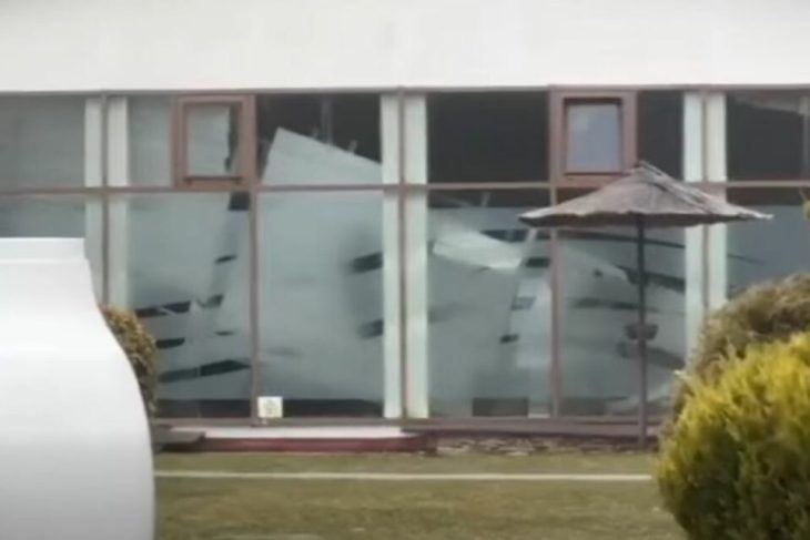 alerta-la-sibiu-a-cazut-tavanul-de-la-piscina-interioara-a-hotelului-hilton.-8-persoane-au-fost-extrase-de-sub-daramaturi