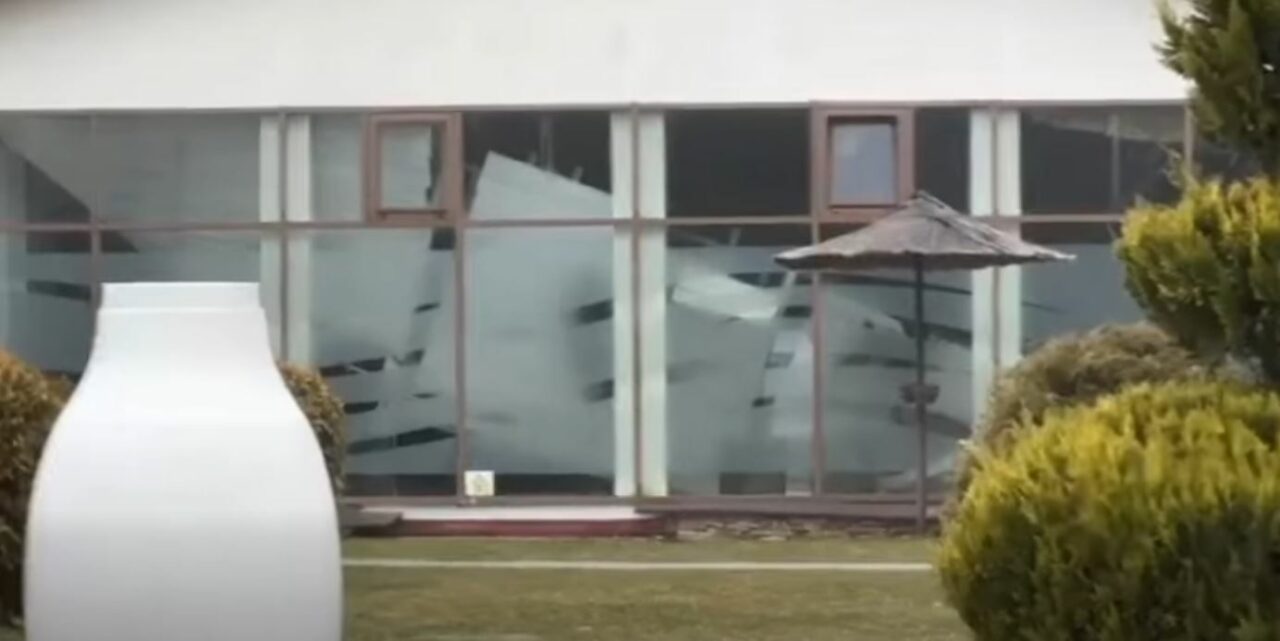 alerta-la-sibiu-a-cazut-tavanul-de-la-piscina-interioara-a-hotelului-hilton.-8-persoane-au-fost-extrase-de-sub-daramaturi