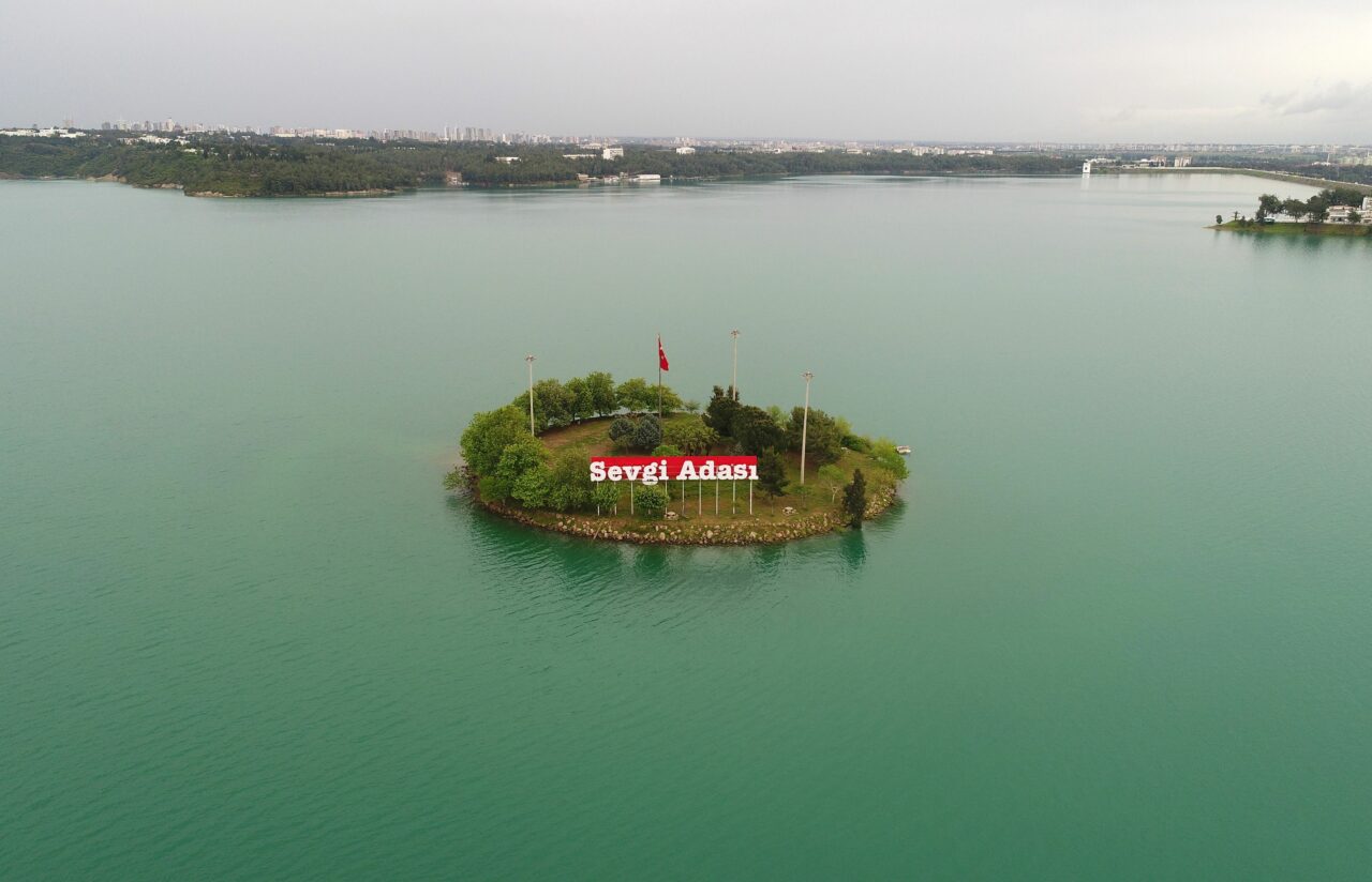 cum-se-vede-de-sus-unul-dintre-cele-mai-spectaculoase-locuri-din-turcia:-lacurile-din-interiorul-parcului-national-laguna-yumurtalik-din-adana
