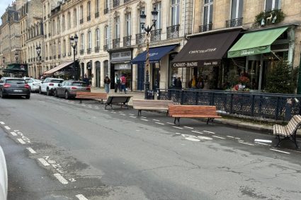 dorel-in-franta.-mai-multe-banci-au-fost-montate-pe-o-strada-din-bordeaux,-peste-locurile-in-care-parcheaza-masinile