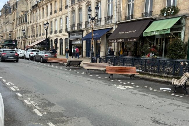 dorel-in-franta.-mai-multe-banci-au-fost-montate-pe-o-strada-din-bordeaux,-peste-locurile-in-care-parcheaza-masinile