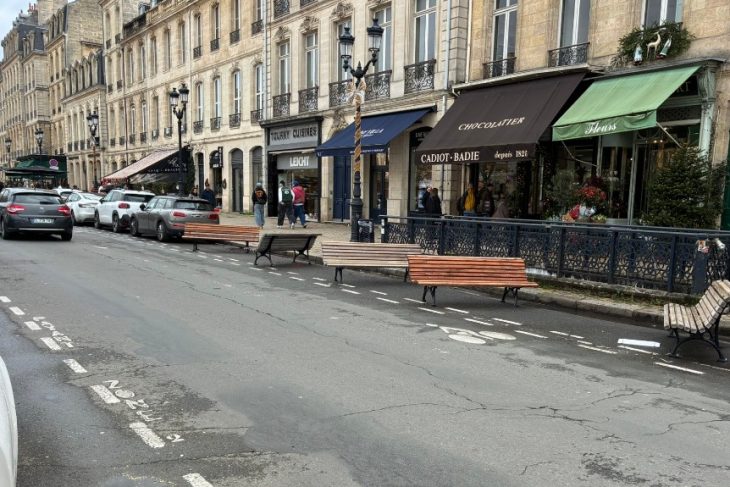 dorel-in-franta.-mai-multe-banci-au-fost-montate-pe-o-strada-din-bordeaux,-peste-locurile-in-care-parcheaza-masinile