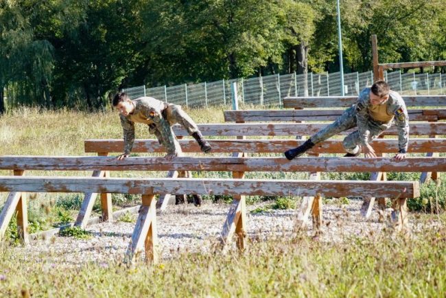 statul-ofera-peste-25000-de-lei-tinerilor-romani-care-accepta-pregatirea-militara-voluntara.-banii-vin-dupa-patru-luni
