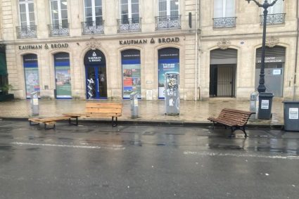 dorel,-legenda-meseriasilor,-a-lovit-si-in-franta:-banci-montate-direct-peste-locurile-de-parcare,-pe-o-strada-din-bordeaux