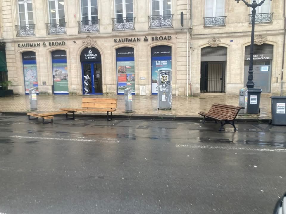 dorel,-legenda-meseriasilor,-a-lovit-si-in-franta:-banci-montate-direct-peste-locurile-de-parcare,-pe-o-strada-din-bordeaux