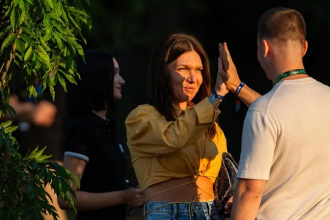 simona-halep,-ce-aparitie-de-craciun,-cu-abdomenul-la-vedere!