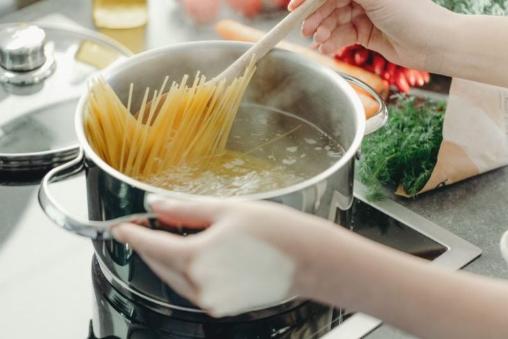 regula-de-aur-pentru-pastele-perfecte,-dezvaluita-de-un-chef-italian-celebru.-cata-sare-se-pune-la-1-litru-de-apa