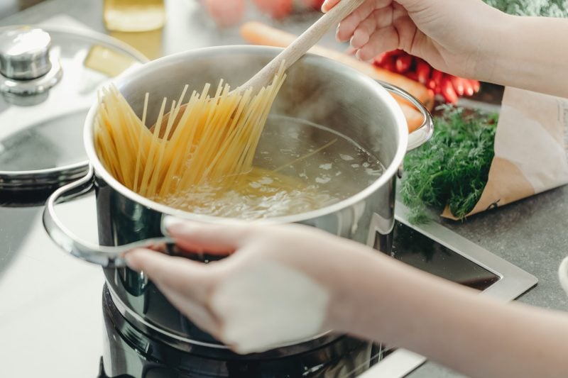 regula-de-aur-pentru-pastele-perfecte,-dezvaluita-de-un-chef-italian-celebru.-cata-sare-se-pune-la-1-litru-de-apa