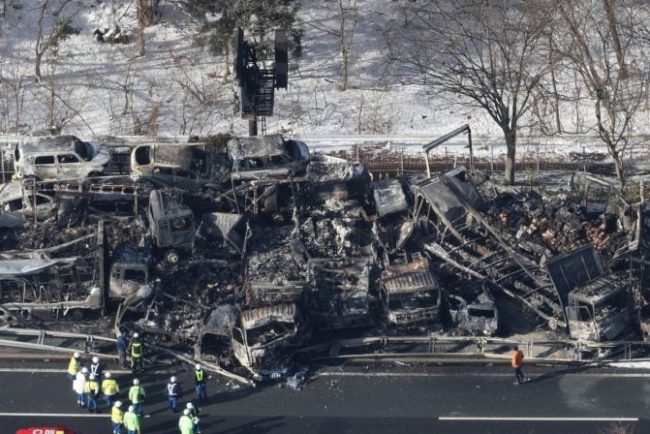 carambol-pe-o-autostrada-inzapezita-din-japonia:-cel-putin-doi-morti-si-26-de-raniti-dupa-coliziunea-a-doua-camioane.-67-de-vehicule-implicate,-20-mistuite-de-flacari