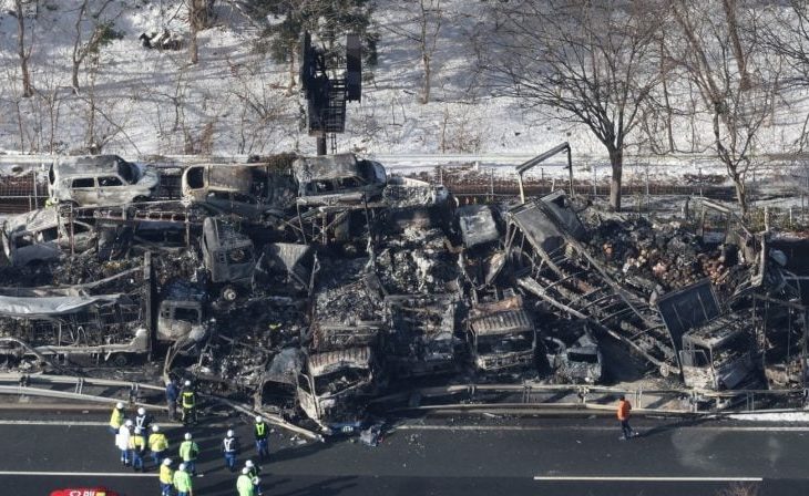 carambol-pe-o-autostrada-inzapezita-din-japonia:-cel-putin-doi-morti-si-26-de-raniti-dupa-coliziunea-a-doua-camioane.-67-de-vehicule-implicate,-20-mistuite-de-flacari