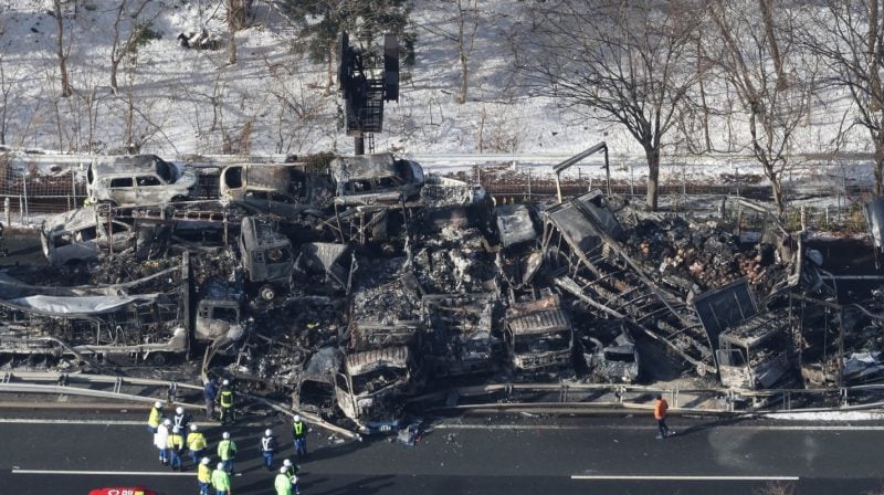 carambol-pe-o-autostrada-inzapezita-din-japonia:-cel-putin-doi-morti-si-26-de-raniti-dupa-coliziunea-a-doua-camioane.-67-de-vehicule-implicate,-20-mistuite-de-flacari