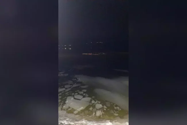 doi-copii-din-vaslui,-un-baiat-de-12-ani-si-sora-sa,-de-14-ani,-sunt-cautati-in-acumularea-tacuta-dupa-ce-gheata-pe-care-traversau-s-a-rupt