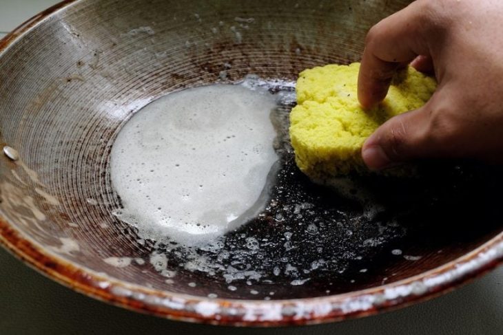 cum-cureti-rapid-oale-si-cratite-de-grasime,-chiar-si-in-apa-rece.-trucuri-testate