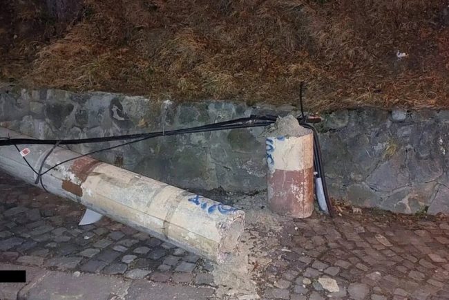 este-viscol-in-statiunile-de-pe-valea-prahovei,-unde-vantul-bate-cu-rafale-de-peste-120-km/h.-mai-multi-copaci-si-stalpi-au-fost-doborati