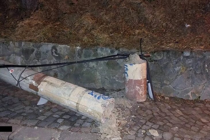 este-viscol-in-statiunile-de-pe-valea-prahovei,-unde-vantul-bate-cu-rafale-de-peste-120-km/h.-mai-multi-copaci-si-stalpi-au-fost-doborati