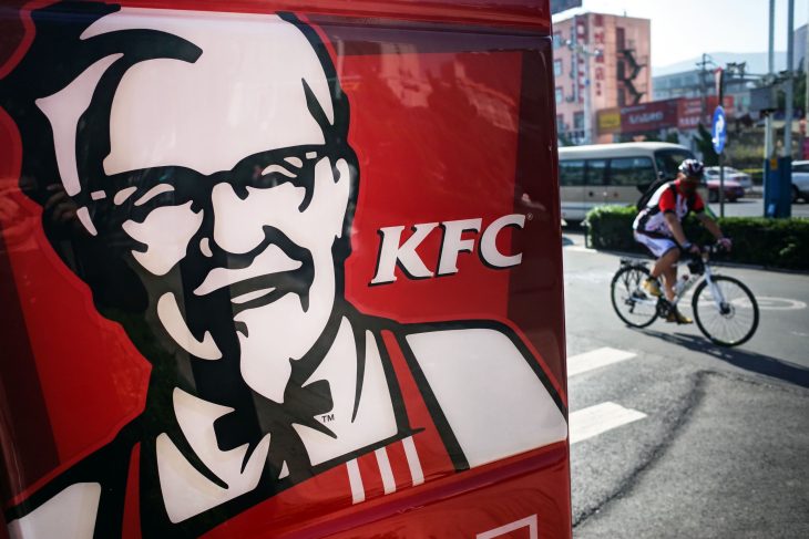 angajatul-unui-restaurant-kfc,-despagubit-cu-o-suma-fabuloasa-dupa-ce-seful-sau-l-a-jignit-si-l-a-obligat-sa-munceasca-ore-suplimentare