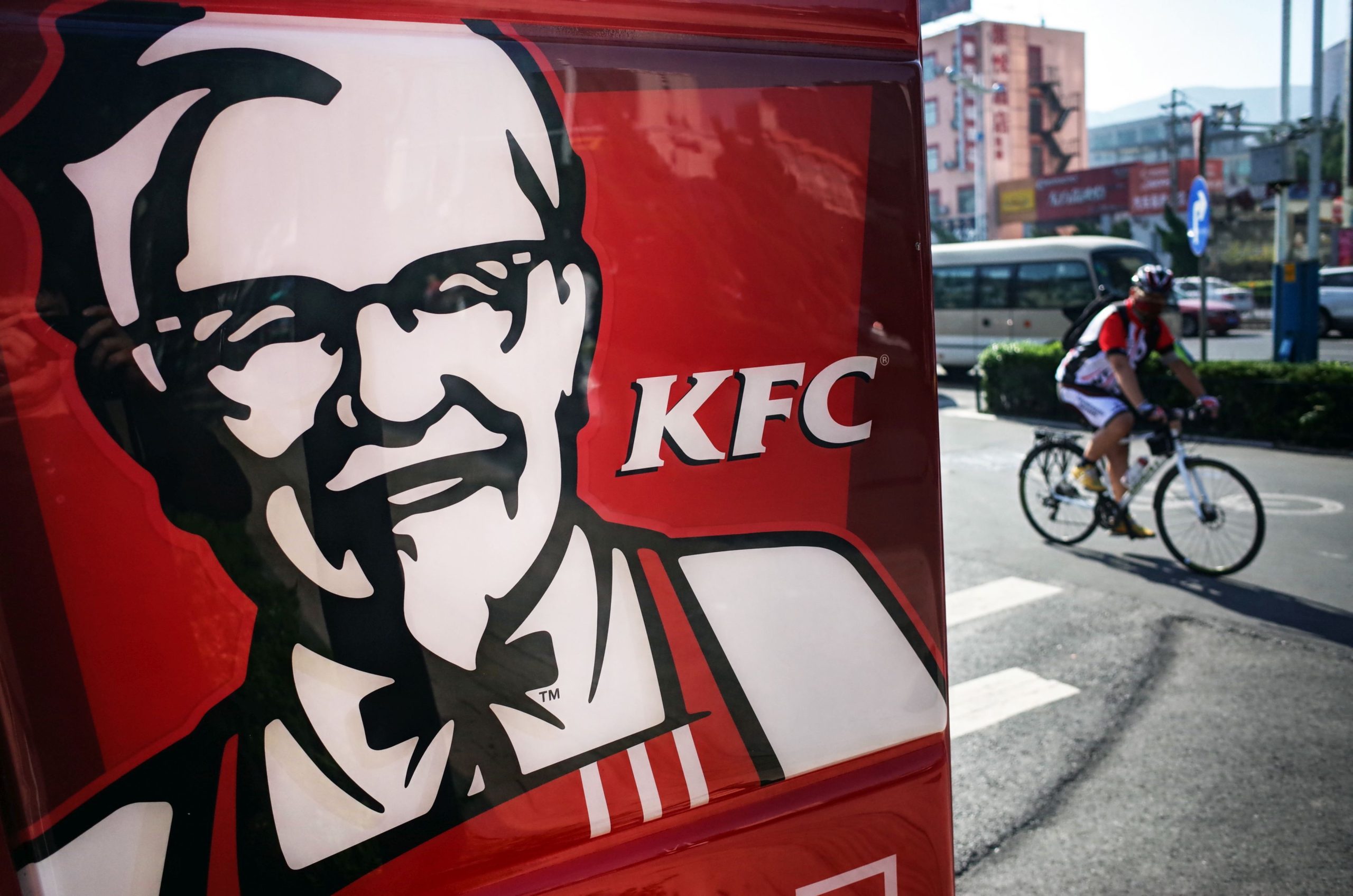 angajatul-unui-restaurant-kfc,-despagubit-cu-o-suma-fabuloasa-dupa-ce-seful-sau-l-a-jignit-si-l-a-obligat-sa-munceasca-ore-suplimentare