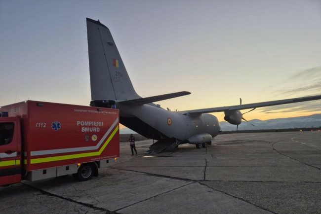 doi-pacienti-cu-arsuri-au-fost-transportati-de-la-bacau-la-un-spital-din-bruxelles,-cu-o-aeronava-spartan-a-fortelor-aeriene-romane