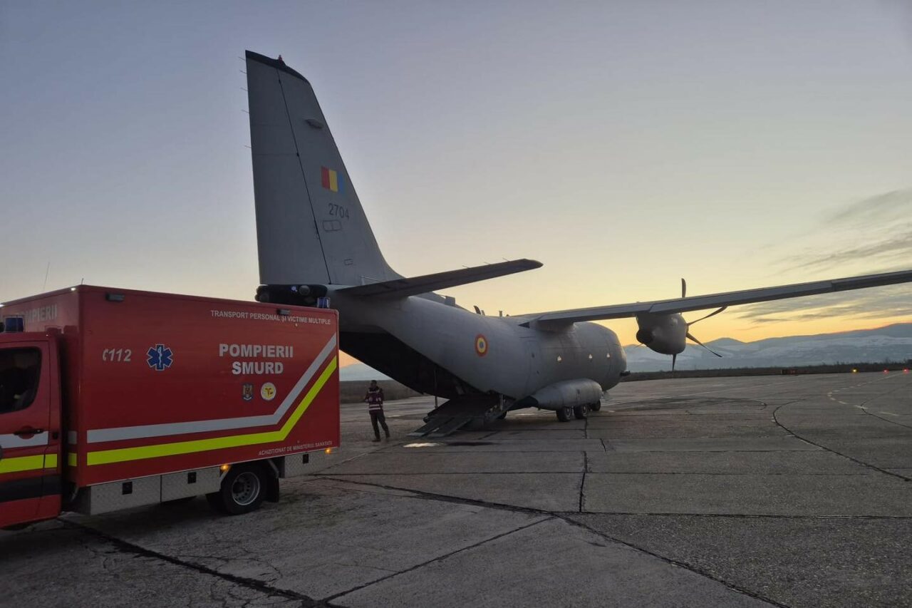 doi-pacienti-cu-arsuri-au-fost-transportati-de-la-bacau-la-un-spital-din-bruxelles,-cu-o-aeronava-spartan-a-fortelor-aeriene-romane