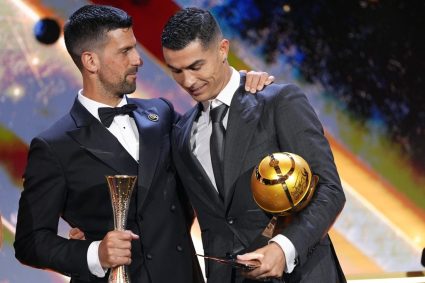 moment-istoric-cu-cristiano-ronaldo-si-novak-djokovic-pe-aceeasi-scena,-fiind-premiati